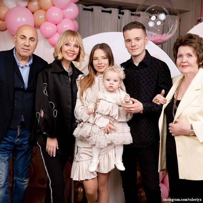 Валерия, иосиф Пригожин, Арсений Шульгин с женой и дочкой
