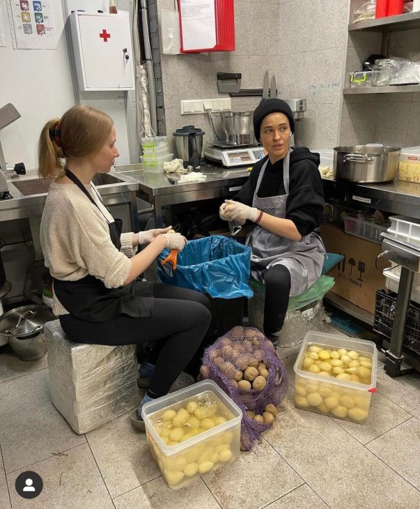 Чистит тоннами картошку, фасует обеды. Астафьева в столовой помогает беженцам