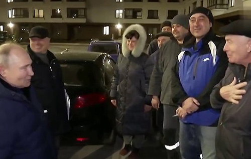 "Шматочок раю": росЗМІ показали зустріч Путіна з жителями Маріуполя. ВІДЕО