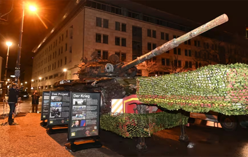 Влада Берліна вимагає гроші за "паркування" підбитого танка перед посольством РФ