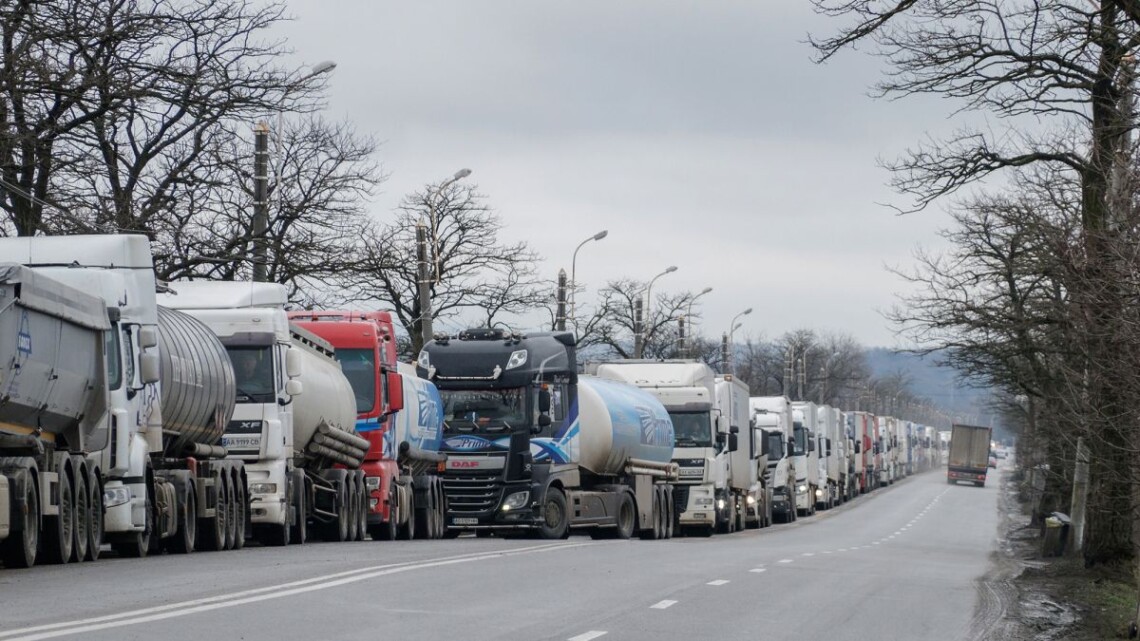Словацькі перевізники заблокували рух вантажного транспорту через пункт пропуску Вишнє-Нємецьке, суміжний з українським КПП Ужгород.
