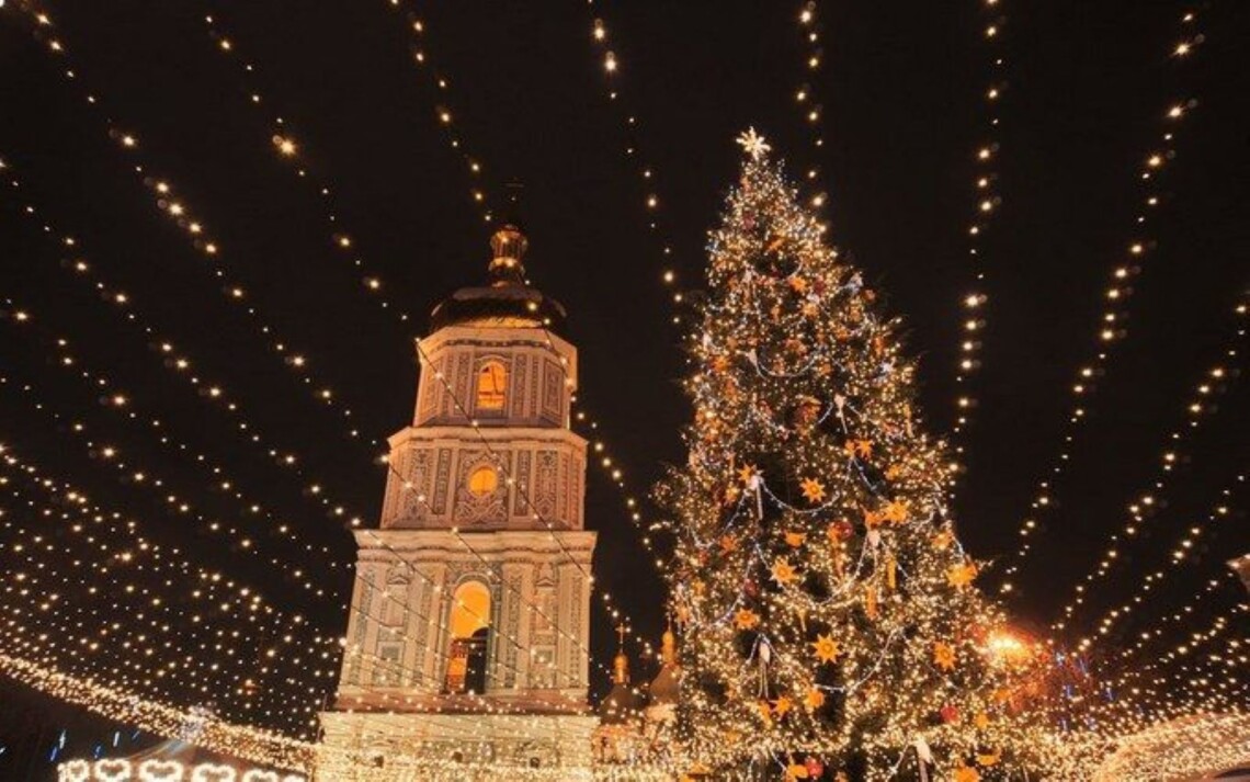 У Києві цьогоріч великих святкувань на Новий рік не планують. На Софійській площі встановлять головну ялинку країни та фотозону.