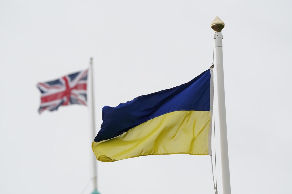 Британія та Україна збираються підписати десятирічний пакт про безпеку, в рамках якого Лондон зобов'яжеться надавати військову підтримку, а також допомагати зміцнювати морський потенціал.