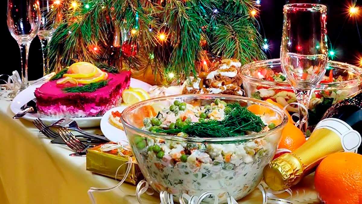 Новорічний стіл подорожчав: у скільки обійдеться “Олів'є“, “Шуба“ і шампанське українцям у цьому році