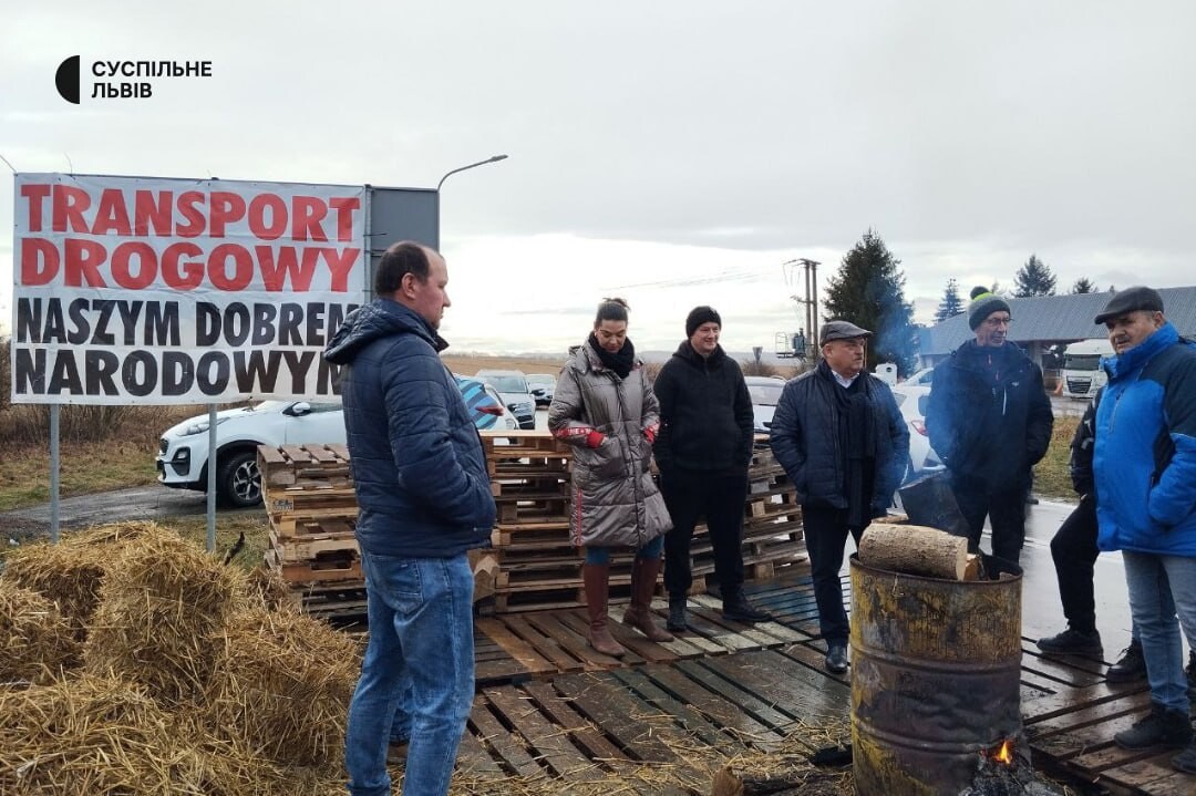 Польські фермери заблокували рух вантажівок на пункті пропуску Медика-Шегині. Обіцяють пропускати три вантажівки на годину. У черзі вже близько 800 фур.