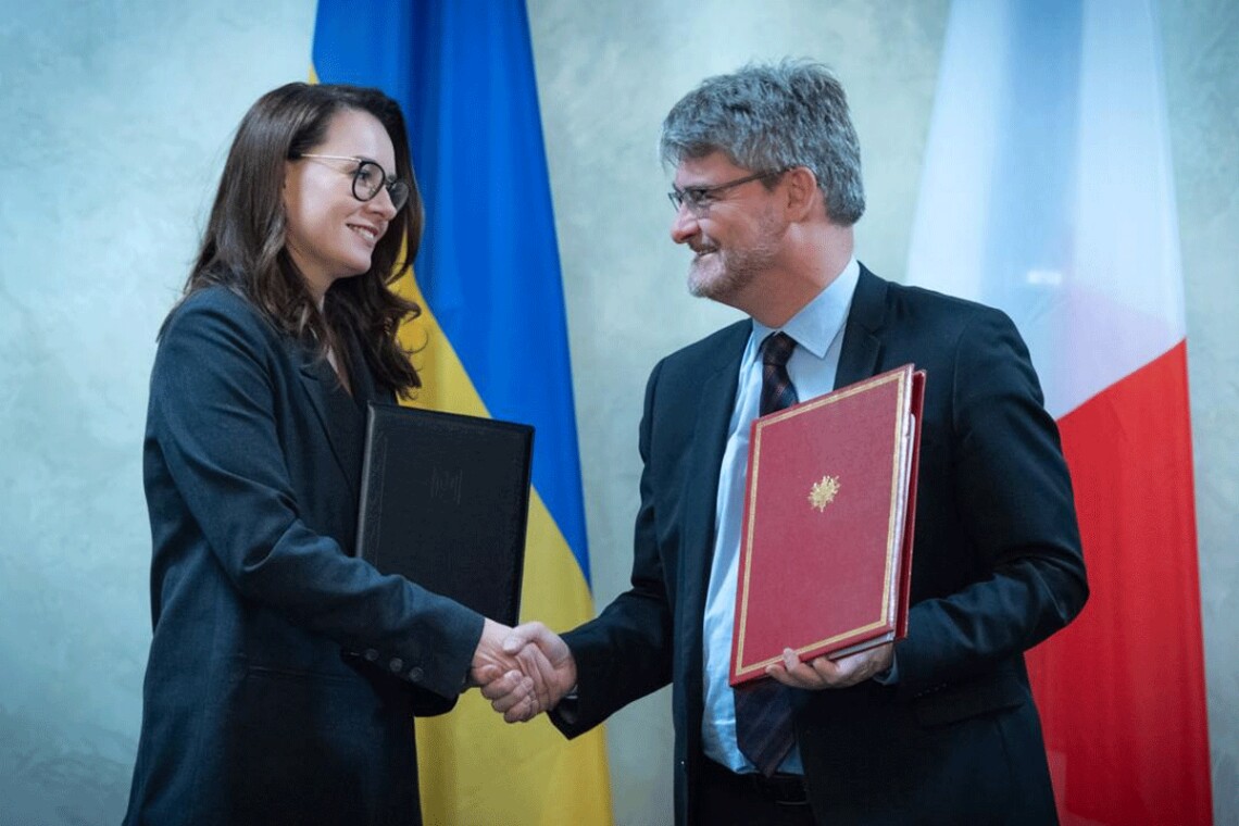 Половина цієї грантової допомоги буде спрямована на закупівлю українських товарів та послуг для проєктів відновлення.