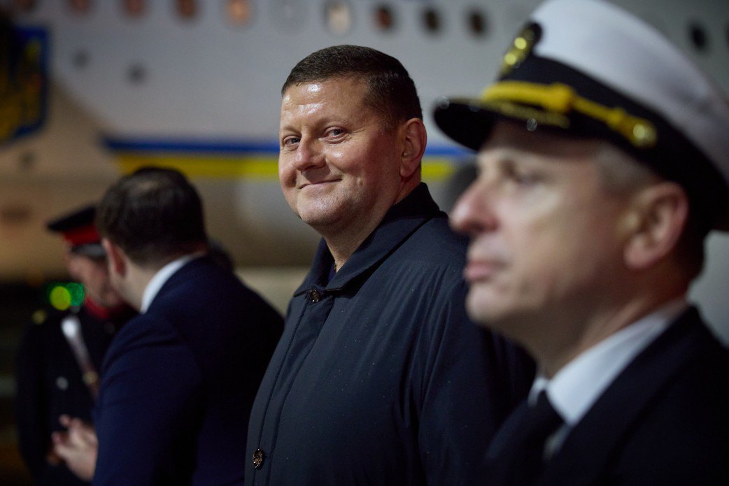 Посол України в Великій Британії, ексголовком Залужний зустрічає борт із президентом