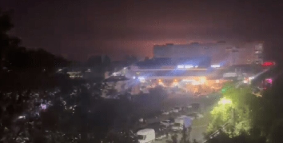 Вночі дрони атакували російський військовий аеродром Ханська в Республіці Адигея. Там вибухи та пожежі.