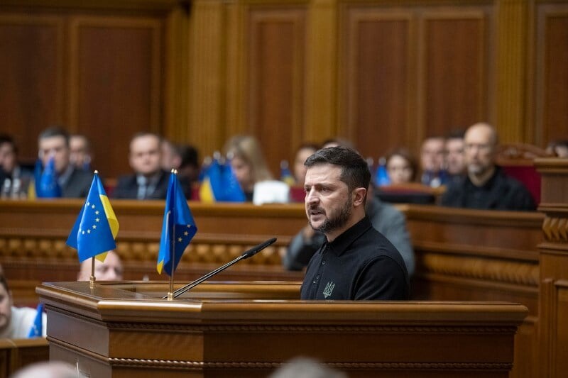 Зеленський підписав закони про продовження воєнного стану та загальної мобілізації ще на 90 днів — до 7 лютого 2025 року.