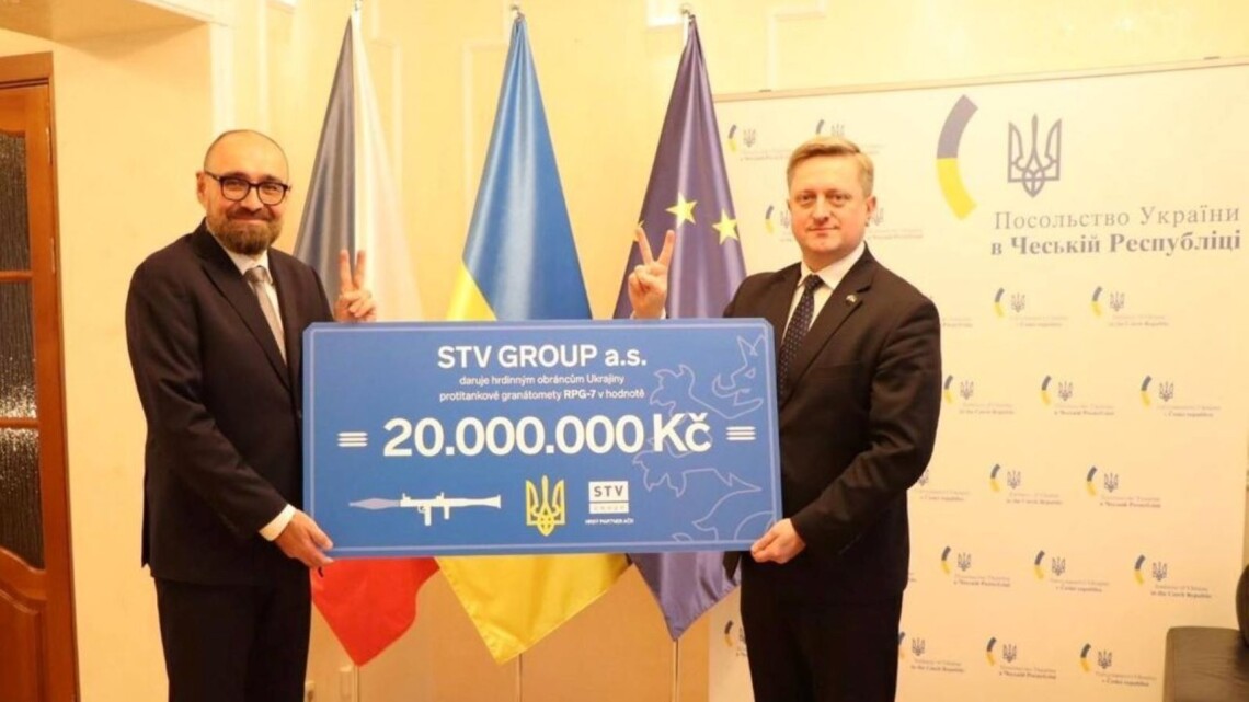 Чеська компанія STV GROUP передала Україні чек на 765 тисяч євро для закупівлі протитанкових гранатометів RPG-7.