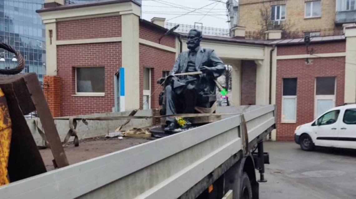 Біля Олександрівської клінічної лікарні у Києві демонтували пам'ятник російському вченому Івану Павлову.