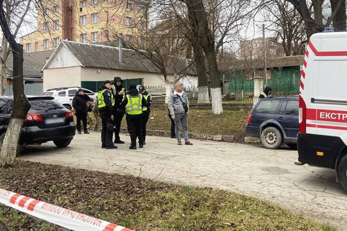 Через вибух у ТЦК в Камʼянці, який стався сьогодні вдень, попередньо відомо, що загинув один чоловік, а ще четверо поранені.