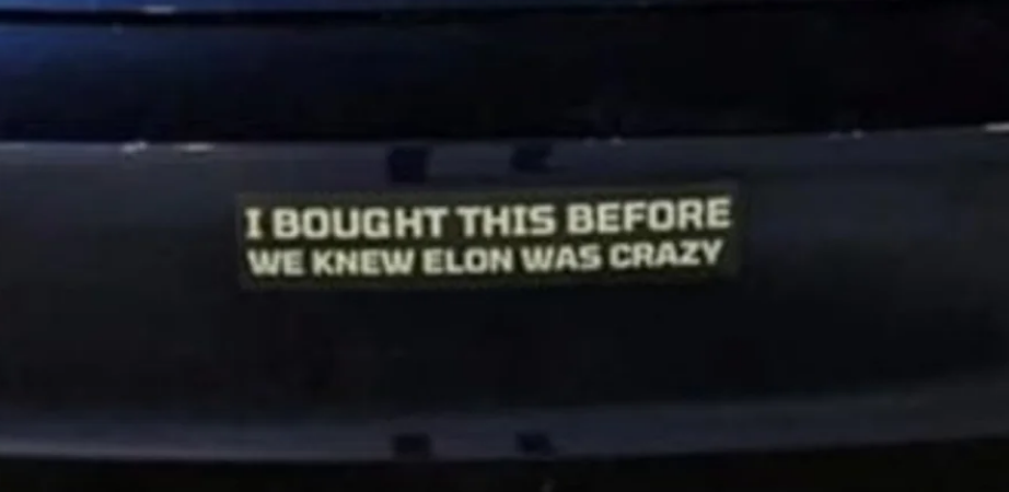 Водії Tesla скуповують наліпки на авто: "Я купив це до того, як ми зрозуміли, що Ілон божевільний"
