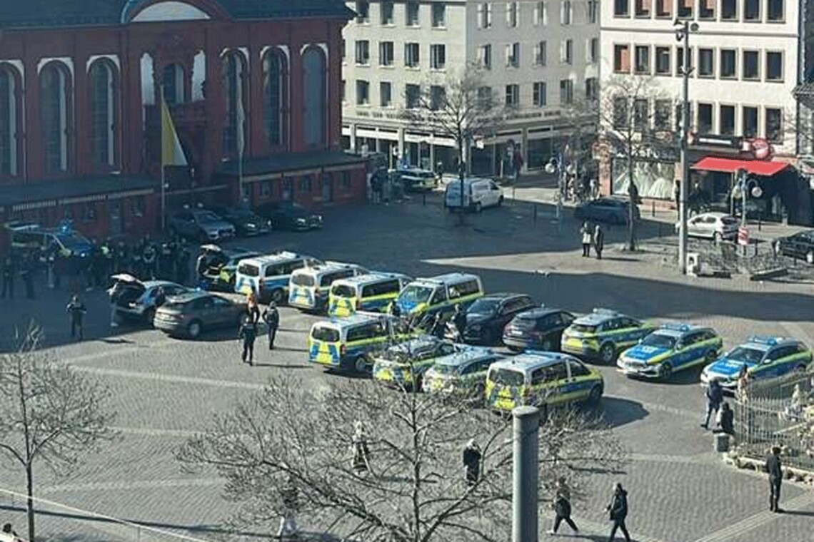 У німецькому місті Мангейм сьогодні вдень автомобіль в'їхав у натовп людей, попередньо, є загиблий.