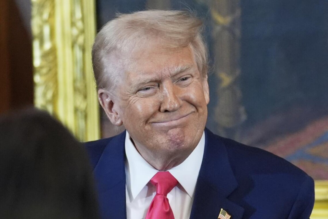 Дональд Трамп заявив, що інші країни дзвонять йому і цілують у зад, щоб укласти угоду про зниження мит.