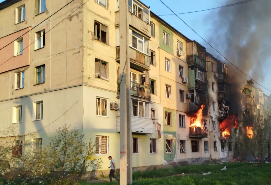 Росія масовано атакувала Дніпропетровську область дронами. У Павлограді виникла пожежа у житловій багатоповерхівці.