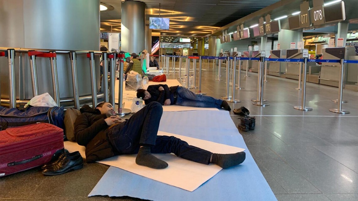 Скасування та затримки рейсів через нальоти дронів у західній та центральній частинах рф призвели до того, що в аеропортах країни-агресора застрягли понад 60 тисяч людей.