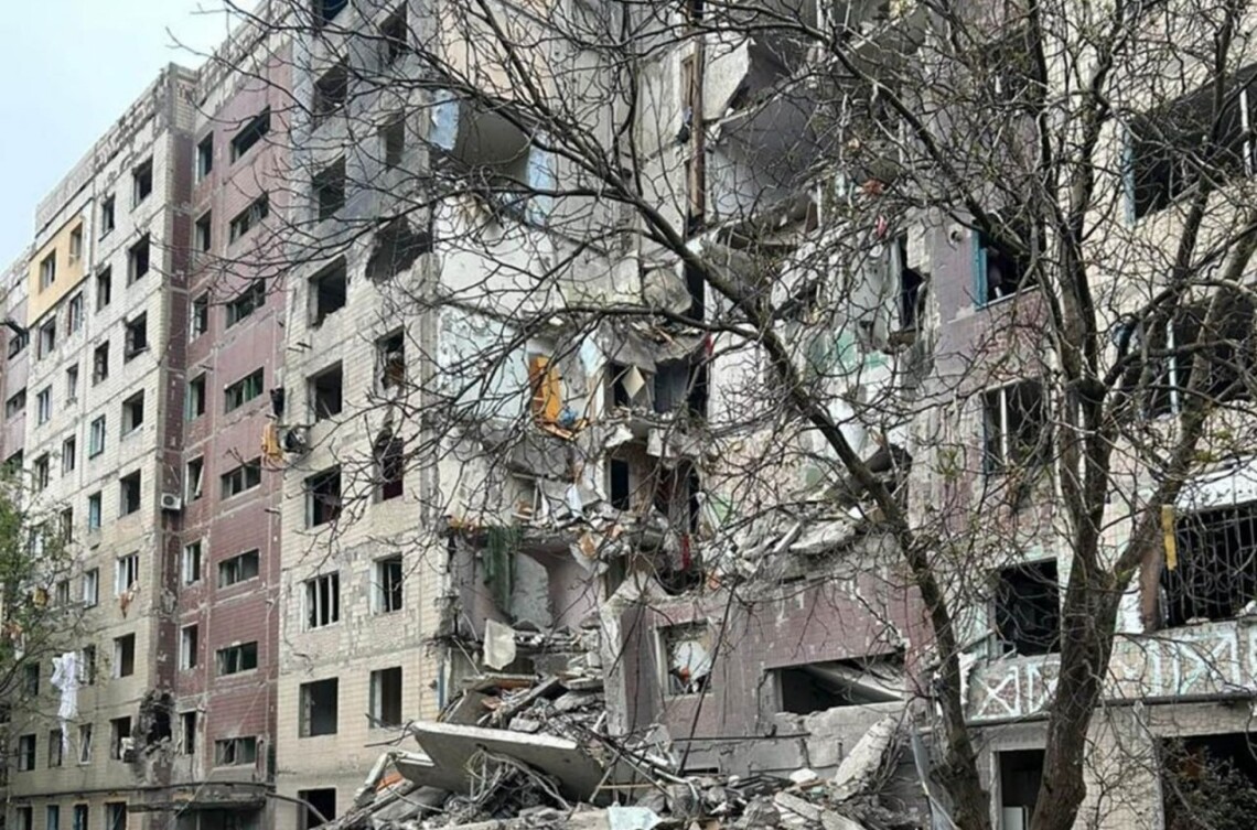 Російські війська ввечері 7 травня скинули авіабомбу на багатоповерхівку у Костянтинівці. Відомо про 12 поранених, ще одна людина може бути під завалами.