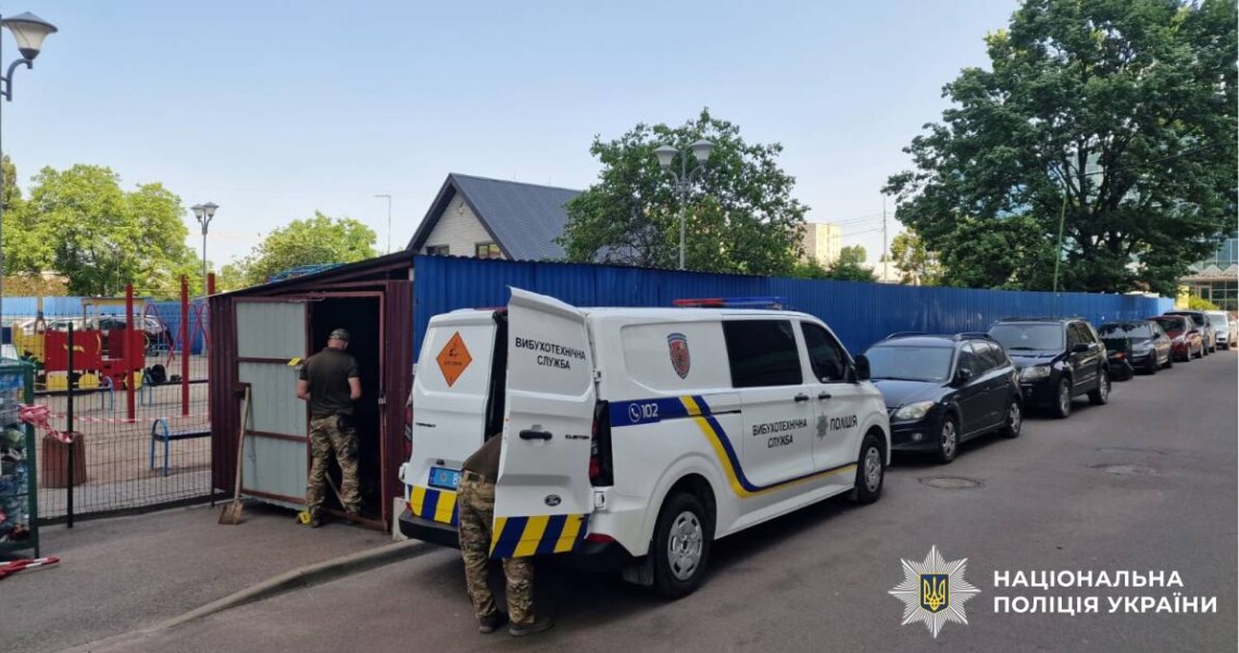 У Дарницькому районі столиці біля будинку відбулась детонація невідомого предмету, внаслідок якого травми отримали двоє цивільних.