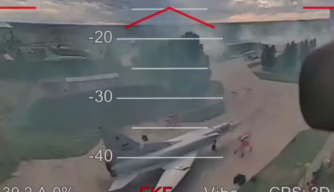 СБУ оприлюднила кадри, які показують шлях одного з FPV-дронів від вильоту з даху модульного будинку до ураження літака під час спецоперації Павутина.