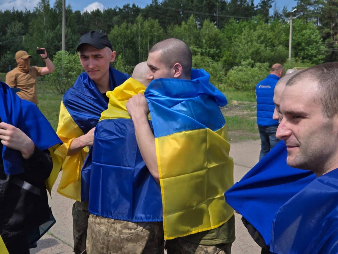 Україна і росія провели черговий обмін полоненими. Додому повернулися бiйцi з окремих категорій, погоджених на переговорах у Стамбулі.