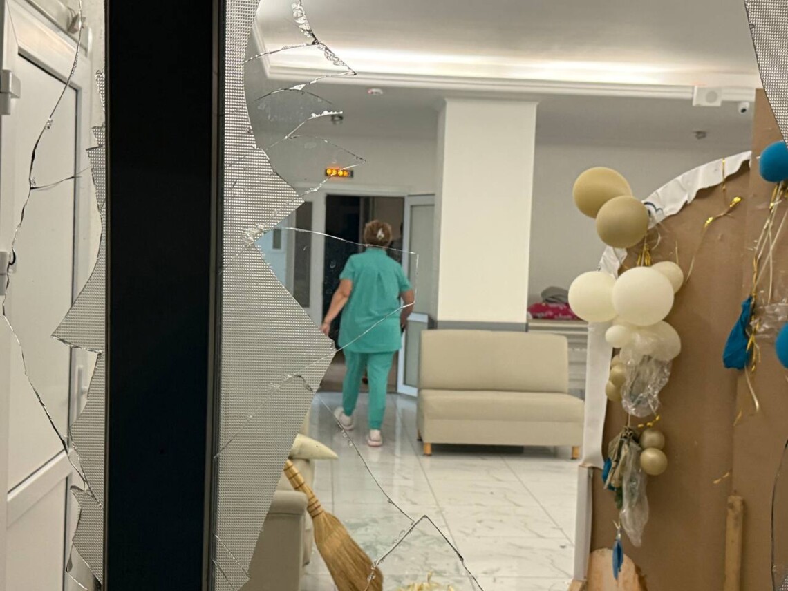 Унаслідок нічної атаки російських безпілотників в Одесі пошкоджено адміністративну частину пологового будинку та об'єкти цивільної інфраструктури. У результаті влучання по житловому будинку загинула людина.