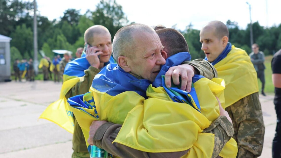 Обмін полоненими 26 червня – Україна та росія провели новий етап обміну У четвер, 26 червня, відбувся черговий етап обміну військовополоненими між Україною та росією. Додому повернулися захисники, які перебували в полоні з 2022 року.