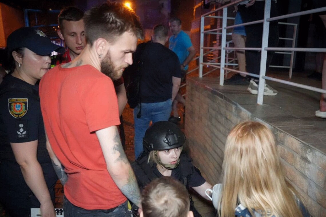 Атака на Одесу в ніч на 28 червня - у житловому будинку двоє людей загинули, дев Сьогодні вночі росія вдарила дроном по 21-поверховому житловому будинку в Одесі. Виникла пожежа на 7, 8 та 9 поверхах.