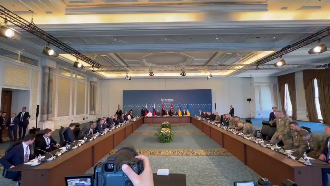 У Стамбулі розпочався новий раунд переговорів представників України та росії. Раніше Україна передала рф свій меморандум щодо мирного врегулювання.