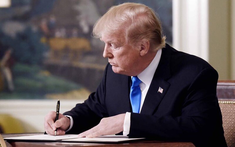 Санкції проти Сирії – Трамп скасував економічні санкції проти Сирії Президент США Дональд Трамп підписав указ про припинення дії американських санкцій проти Сирії, скасувавши обмеження, які діяли понад два десятиліття.