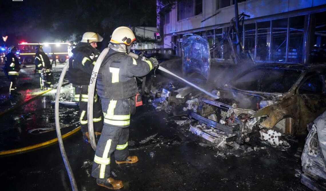 Нічна атака на Одесу – рятувальники показали наслідки атаки ворожих БпЛА Внаслідок атаки російських безпілотників на Одесу в ніч проти 22 липня постраждала людина. Також горіли автомобілі на парковці, а у багатоповерхівках вибиті вікна.