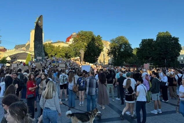 НАБУ САП – У Києві та інших містах розпочалися акції протесту проти нового закону Увечері у вівторок одразу у кількох містах України відбуваються мітинги проти закону, який передбачає обмеження повноважень НАБУ та САП.