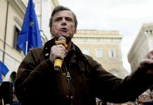 Італійський сенатор Карло Календа зробив тату з гербом України